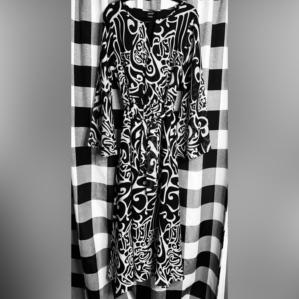ASHRO BLACK & WHITE BEAUTIFUL MAXI DRESS Sz. Large Bell sleeves